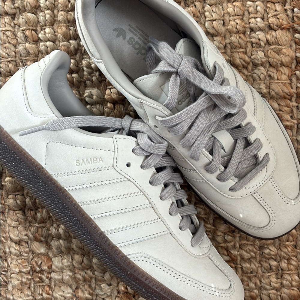 UNISEX Men’s US Size 6/ Women’s US Size 7/ - Samba Sneakers- WORN ONCE!